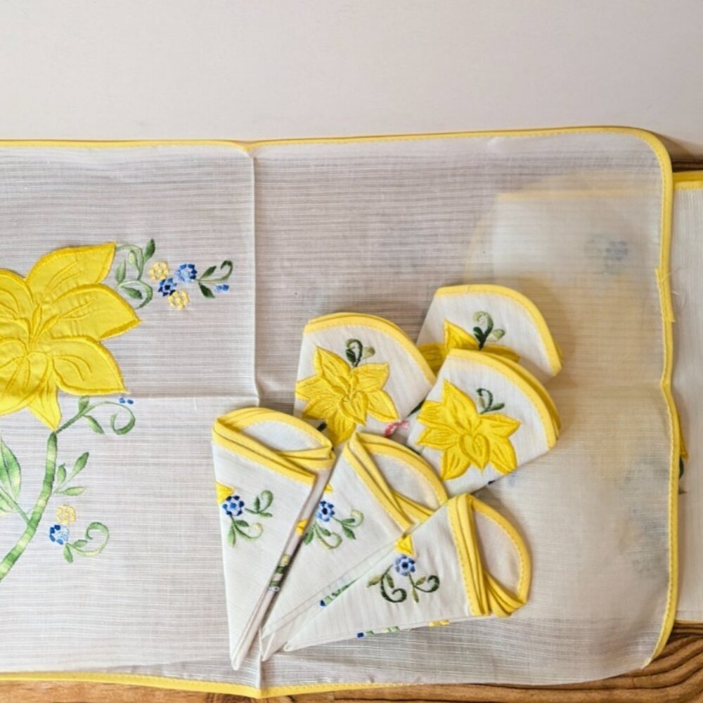 6 Vtg Spring Lily Placemats and Napkins 1970s - 80s Floral Applique Embroidery